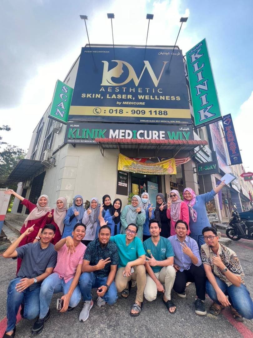Mafar clinic team outside Klinik Medicure WLY